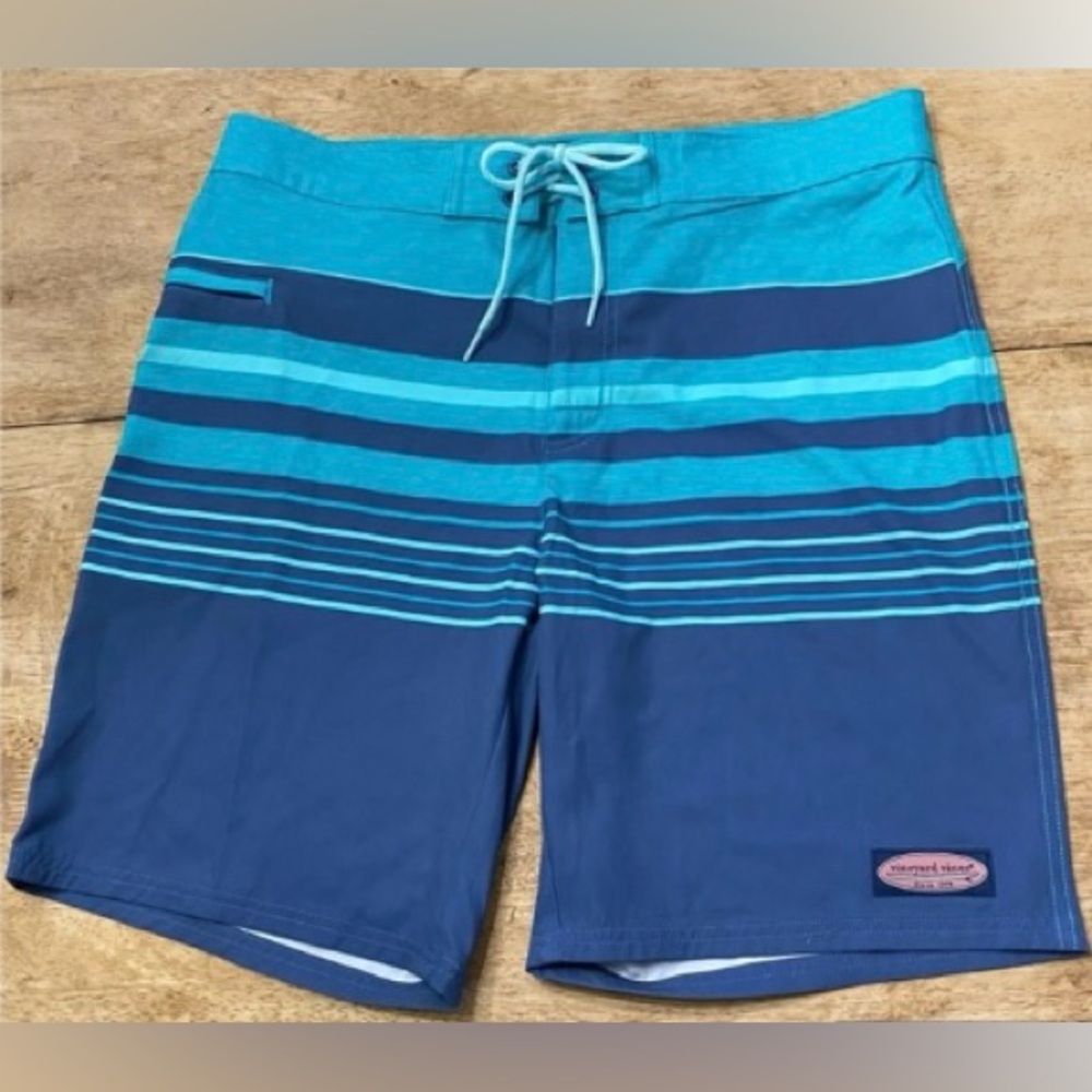 Vineyard Vines Performance Men’s Size 32 Blue Stripe  7” Poly Blend Board Shorts